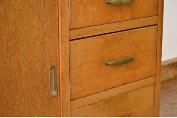 レトロ家具　昭和レトロ 古いナラ材の作業台付き食器棚(アンティーク収納棚)