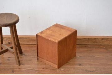 レトロ家具　昭和レトロ ナラ材の上質な小ぶり4杯小引き出し(アンティーク)