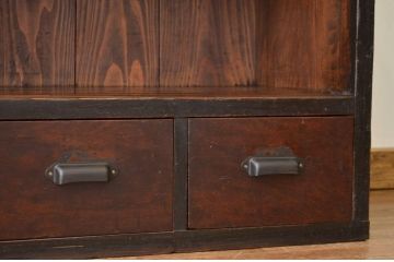 アンティーク家具　アンティーク 古い木の引き出し付き飾り棚(陳列棚)