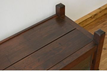 アンティーク家具　古い木のモールガラス入り置床(収納棚・ローボード)