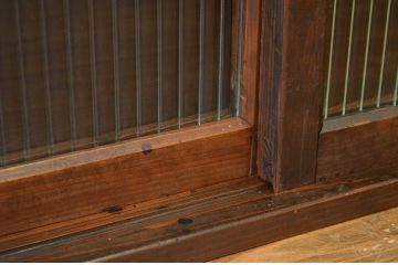 アンティーク家具　古い木のモールガラス入り置床(収納棚・ローボード)