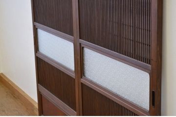 ★古民具・骨董 上質な造りのダイヤガラスと腰板欅の裏障子付き格子戸2枚セット(引き戸)