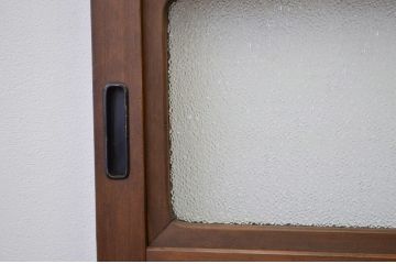 ★古民具・骨董 上質な造りのダイヤガラスと腰板欅の裏障子付き格子戸2枚セット(引き戸)
