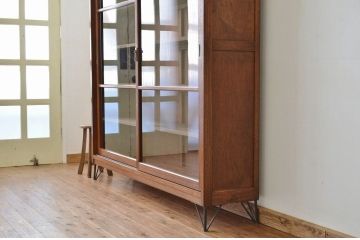 アンティーク家具　1960年代特大薄型収鉄脚納棚(アイアン・陳列棚・ショーケース・ガラスケース)