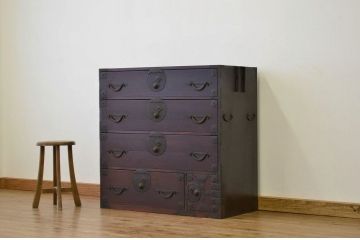 アンティーク家具　古民具・骨董　重厚な金具の希少な越後衣裳箪笥(時代箪笥、たんす)