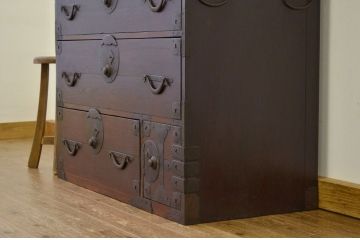アンティーク家具　古民具・骨董　重厚な金具の希少な越後衣裳箪笥(時代箪笥、たんす)