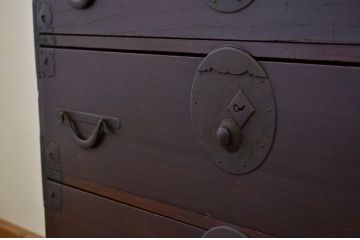 アンティーク家具　古民具・骨董　重厚な金具の希少な越後衣裳箪笥(時代箪笥、たんす)