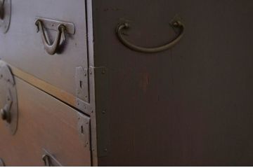アンティーク家具　古民具・骨董　重厚な金具の希少な越後衣裳箪笥(時代箪笥、たんす)