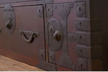 アンティーク家具　古民具・骨董　重厚な金具の希少な越後衣裳箪笥(時代箪笥、たんす)