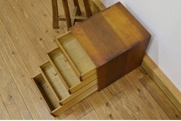 レトロ家具　昭和レトロ 小ぶりでシンプルな4杯小引き出し