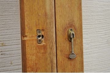 古いパン屋の大きなガラス戸2枚セット