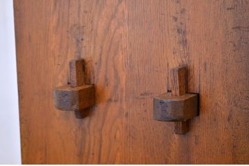 レトロ家具　★昭和レトロ　古い栓無垢材の重厚な本棚(飾り棚)