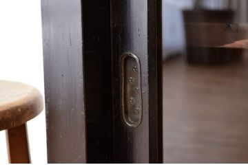 アンティーク家具　アンティーク　重厚な古い木の鉄脚付き収納棚(ローボード・サイドボード)
