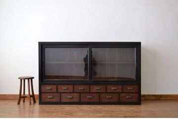 アンティーク家具　アンティーク　古い木の重厚な引き出し付き収納棚(ローボード)