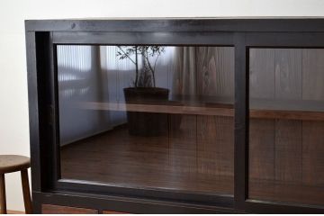 アンティーク家具　アンティーク　古い木の重厚な引き出し付き収納棚(ローボード)