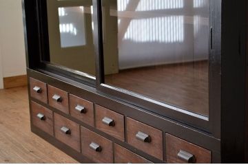 アンティーク家具　アンティーク　古い木の重厚な引き出し付き収納棚(ローボード)