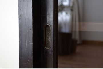 アンティーク家具　アンティーク　古い木の重厚な引き出し付き収納棚(ローボード)