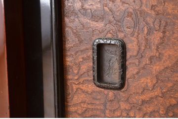 アンティーク家具　古民具・骨董　希少な漆溜塗りの玉杢引き戸時代箪笥?(ローボードチェスト)