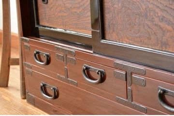 アンティーク家具　古民具・骨董　希少な漆溜塗りの玉杢引き戸時代箪笥?(ローボードチェスト)
