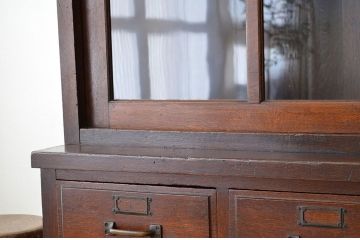 アンティーク家具　◇重厚なナラ材の大型引き出し重ね収納棚(食器棚)