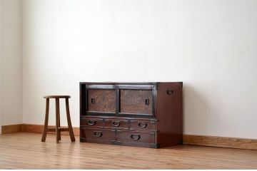 アンティーク家具　古民具・骨董　希少な漆塗りの玉杢引き戸時代箪笥?(ローボードチェスト)
