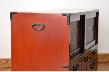 アンティーク家具　古民具・骨董　希少な漆塗りの玉杢引き戸時代箪笥?(ローボードチェスト)