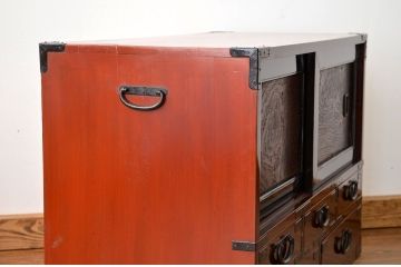 アンティーク家具　古民具・骨董　希少な漆塗りの玉杢引き戸時代箪笥?(ローボードチェスト)