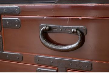 アンティーク家具　古民具・骨董　希少な漆塗りの玉杢引き戸時代箪笥?(ローボードチェスト)