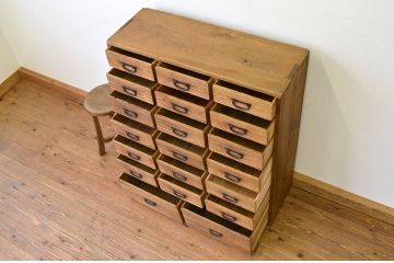 アンティーク家具　使い込まれた　薬箪笥(チェスト、引き出し)