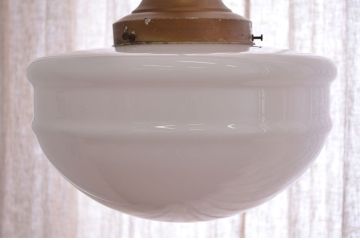 古民具・骨董　素敵なデザインの乳白ガラス　吊り下げ照明(電笠・天井照明・ミルクガラス)