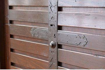 アンティーク家具　古民具・骨董　味のある　越後帳場箪笥　(銭戸棚、イタミ、修理跡有り)