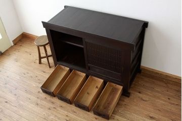 アンティーク家具　古民具・骨董　重厚な縦桟引き戸の四尺水屋箪笥(サイドボード)