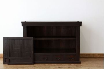 アンティーク家具　古民具・骨董　重厚な縦桟引き戸の四尺水屋箪笥(サイドボード)