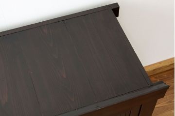 アンティーク家具　古民具・骨董　重厚な縦桟引き戸の四尺水屋箪笥(サイドボード)
