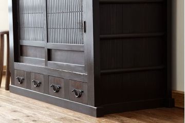 アンティーク家具　古民具・骨董　重厚な縦桟引き戸の四尺水屋箪笥(サイドボード)