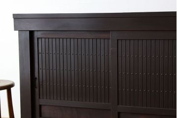 アンティーク家具　古民具・骨董　重厚な縦桟引き戸の四尺水屋箪笥(サイドボード)