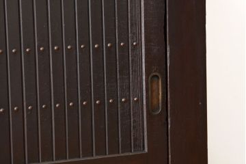 アンティーク家具　古民具・骨董　重厚な縦桟引き戸の四尺水屋箪笥(サイドボード)