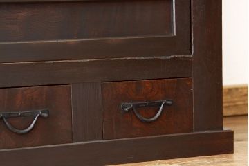 アンティーク家具　古民具・骨董　重厚な縦桟引き戸の四尺水屋箪笥(サイドボード)