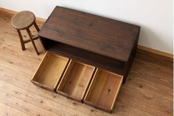 アンティーク家具　アンティーク　古い木の引き出し付ローボード・飾り棚