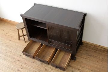 アンティーク家具　古民具・骨董　シックな縦桟引き戸の四尺水屋箪笥(サイドボード)v