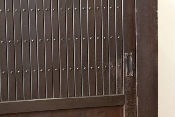 アンティーク家具　古民具・骨董　シックな縦桟引き戸の四尺水屋箪笥(サイドボード)v