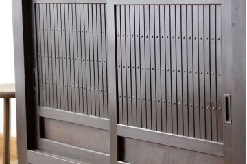アンティーク家具　古民具・骨董　シックな縦桟引き戸の四尺水屋箪笥(サイドボード)v