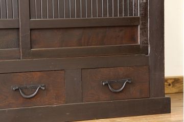 アンティーク家具　古民具・骨董　シックな縦桟引き戸の四尺水屋箪笥(サイドボード)v