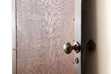 昭和レトロ　古い木の希少な六角ノブ付きドア?(扉)