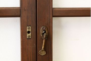 アンティーク　古い木の小さなガラス戸2枚(引き戸)