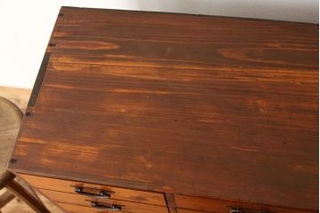 アンティーク家具　素敵なデザイン!! 鉄脚の14杯引き出し(茶箪笥・チェスト)