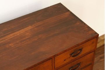 アンティーク家具　素敵なデザイン!! 鉄脚の14杯引き出し(茶箪笥・チェスト)