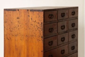 アンティーク家具　素敵なデザイン!! 鉄脚の14杯引き出し(茶箪笥・チェスト)