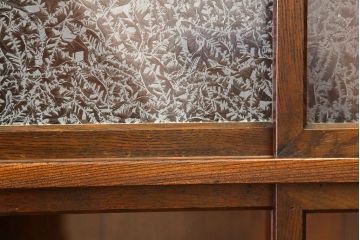レトロ家具　昭和レトロ　古い木のアンティーク結霜ガラス収納棚(茶箪笥)