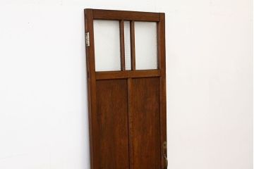 モールとダイヤガラス入りの幅のせまいドア?(扉・ガラス戸建具)